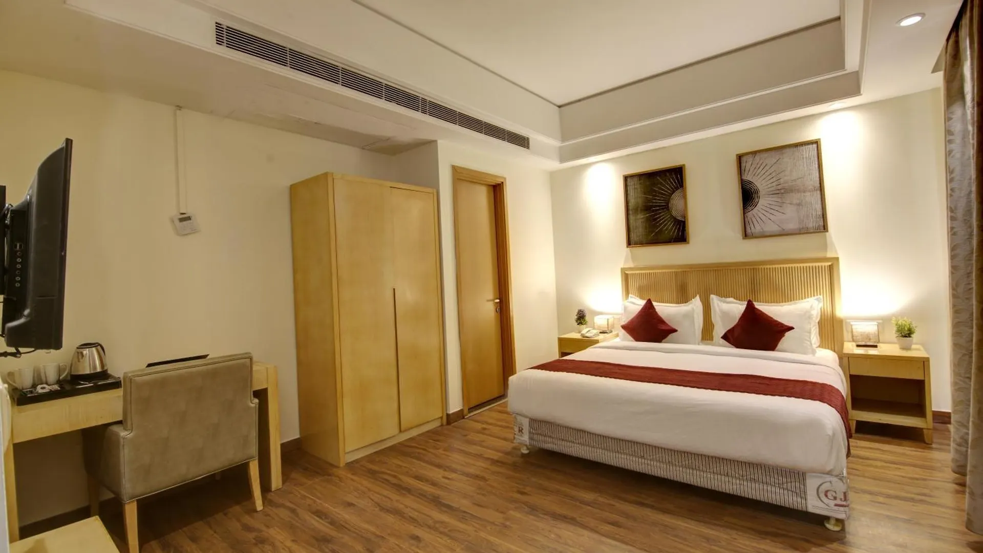 Saltstayz Select - Galleria Market & Golf Course Road Gurgaon