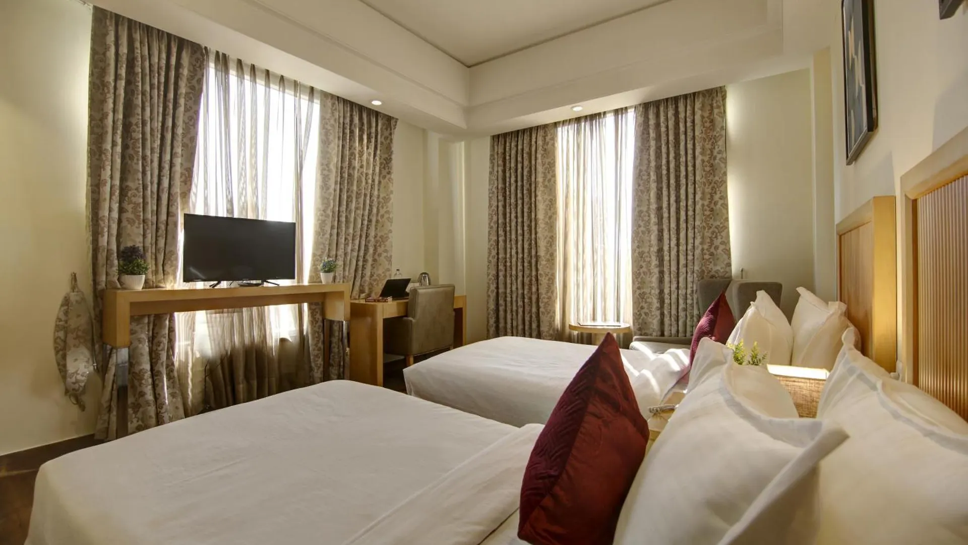 Saltstayz Select - Galleria Market & Golf Course Road Gurgaon Hotel