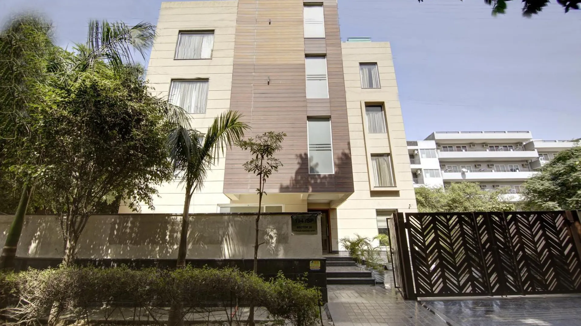 Saltstayz Select - Galleria Market & Golf Course Road Gurgaon 4*,  India
